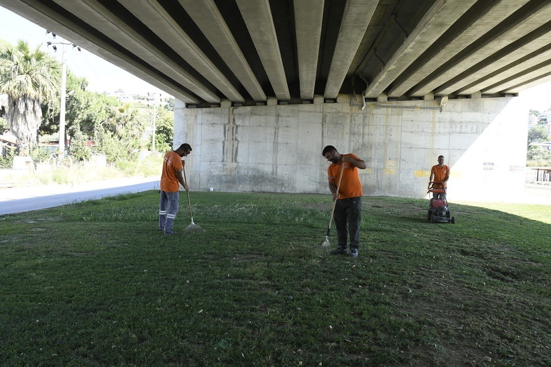 Kuşadası’nda yeşil alanlar bakıma alındı
