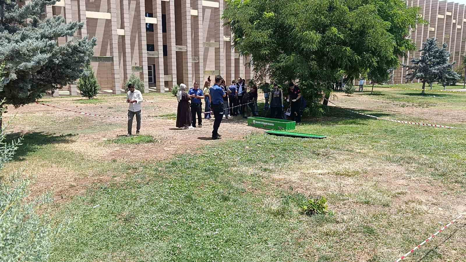 Şanlıurfa’da bir genç parkta ölü bulundu