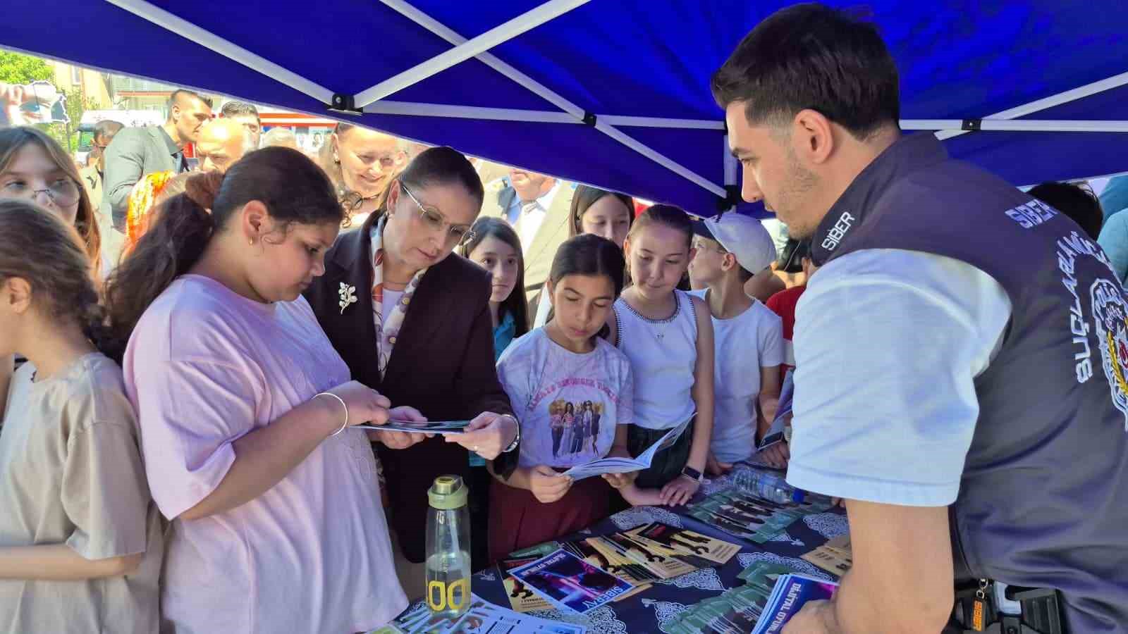 Vali çocuklarla çizgi film izledi, dijital bağımlılığa karşı uyardı