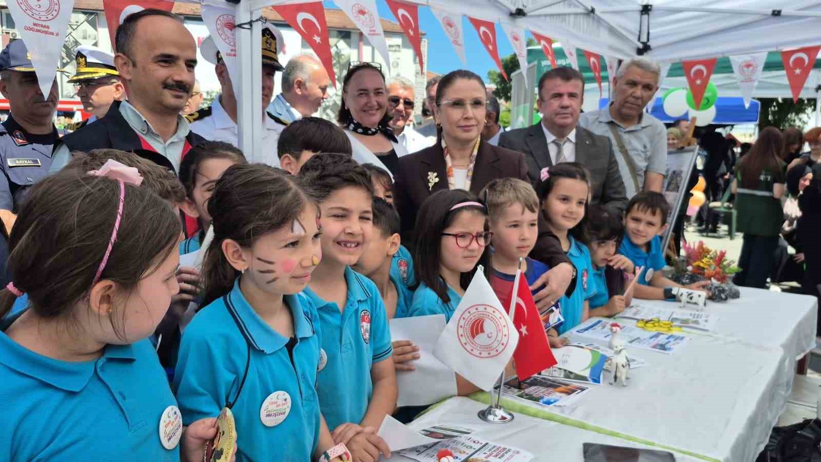 Vali çocuklarla çizgi film izledi, dijital bağımlılığa karşı uyardı