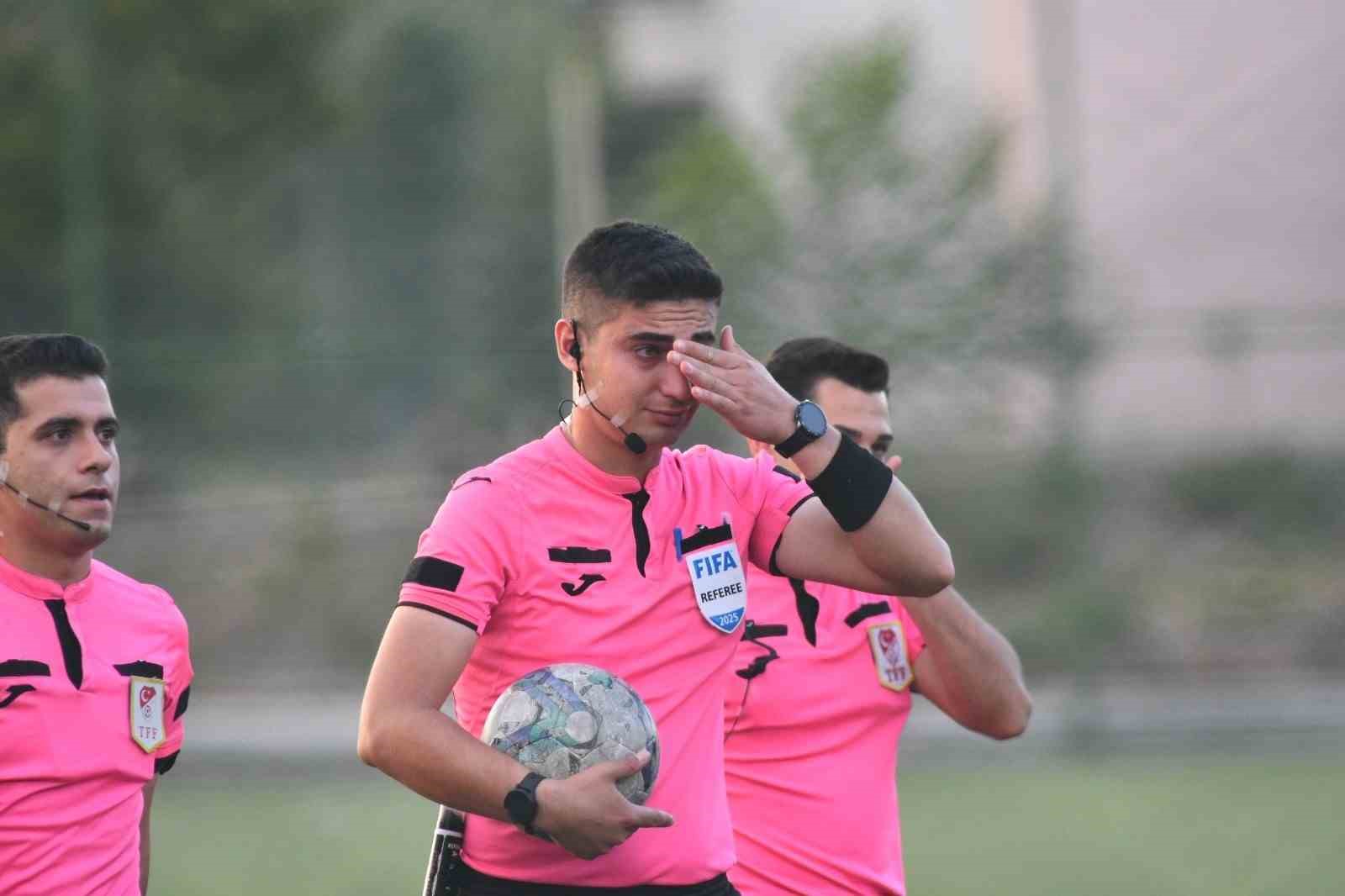Samed Armut, düdüğünü astı