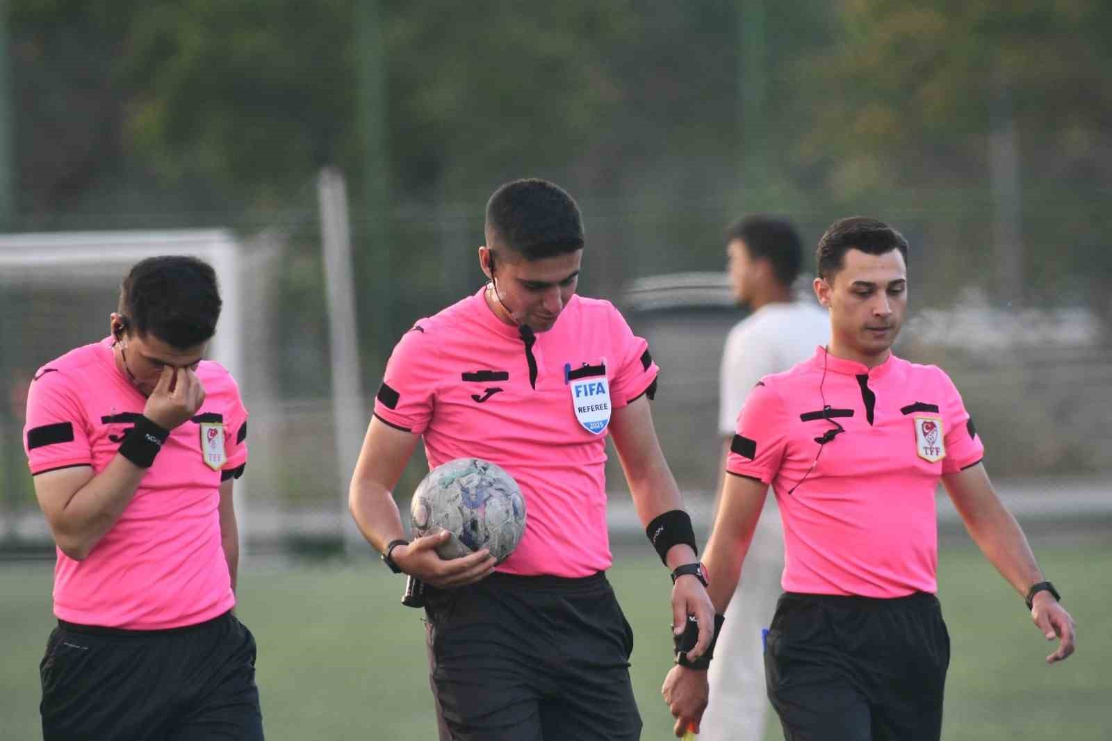 Samed Armut, düdüğünü astı
