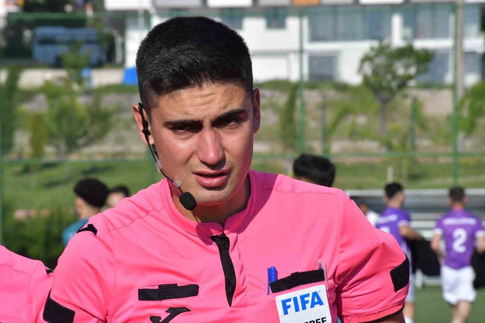 Samed Armut, düdüğünü astı
