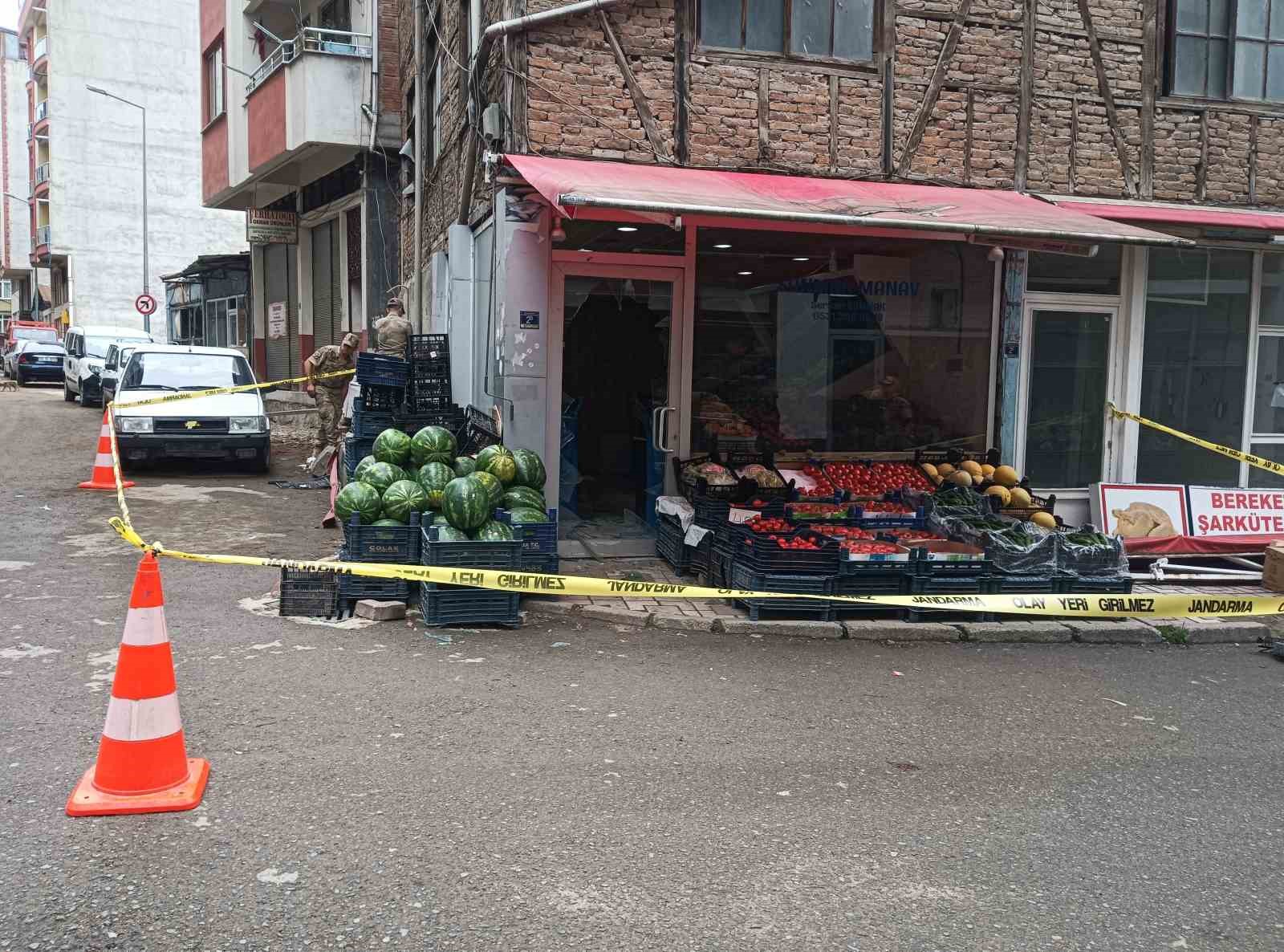 Eşi bıçaklayarak öldürdü, 1 kişiyi ağır yaralandı