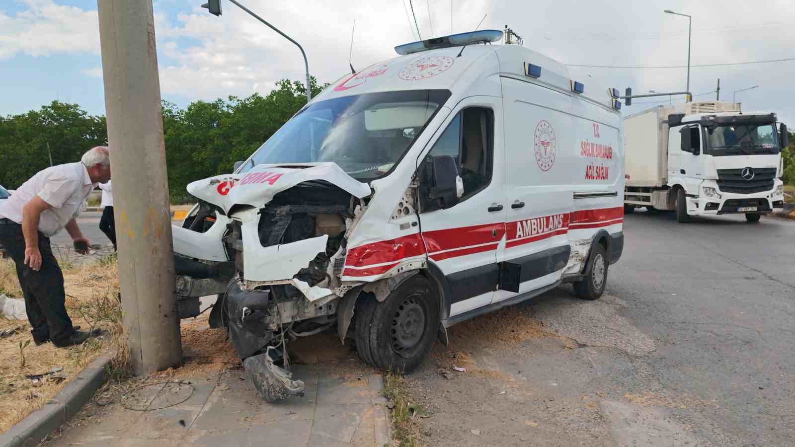 Bitlis’te ambulans ile otomobil çarpıştı: 10 yaralı