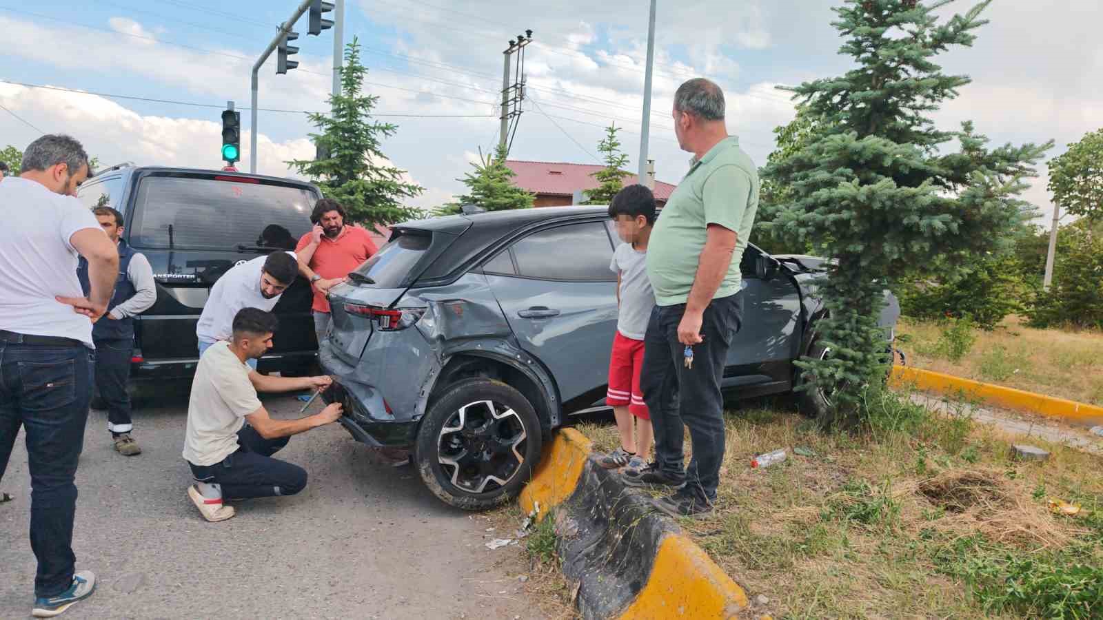 Bitlis’te ambulans ile otomobil çarpıştı: 10 yaralı