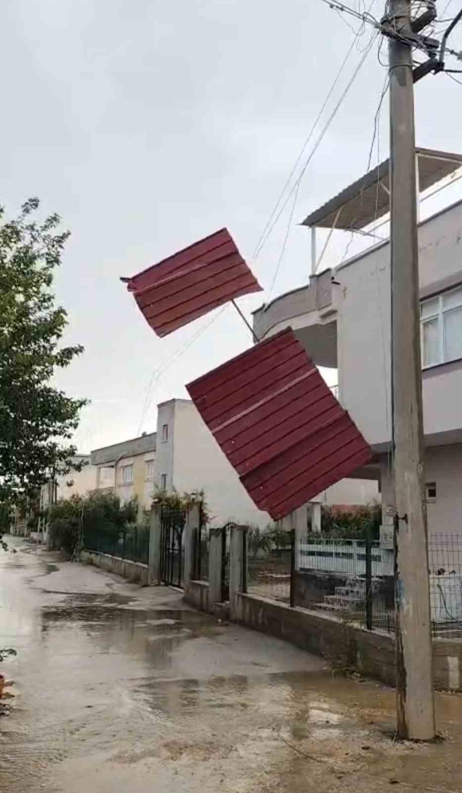 Adana’nın kuzey ilçelerinde kuvvetli rüzgar etkili oldu