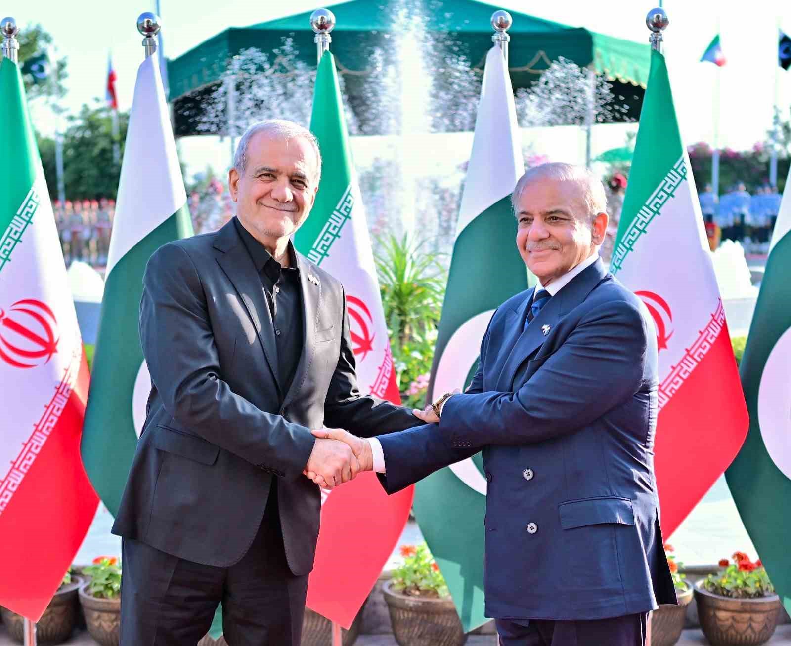 İran Cumhurbaşkanı Pezeşkiyan, Pakistan Başbakanı Şerif ile görüştü