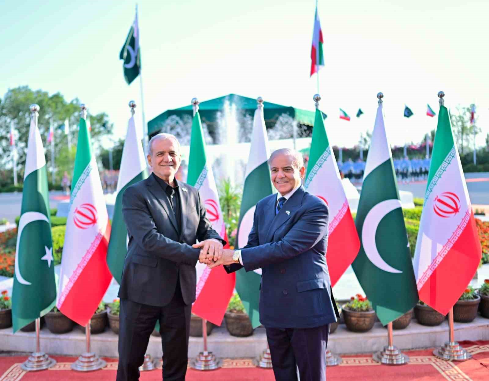 İran Cumhurbaşkanı Pezeşkiyan, Pakistan Başbakanı Şerif ile görüştü