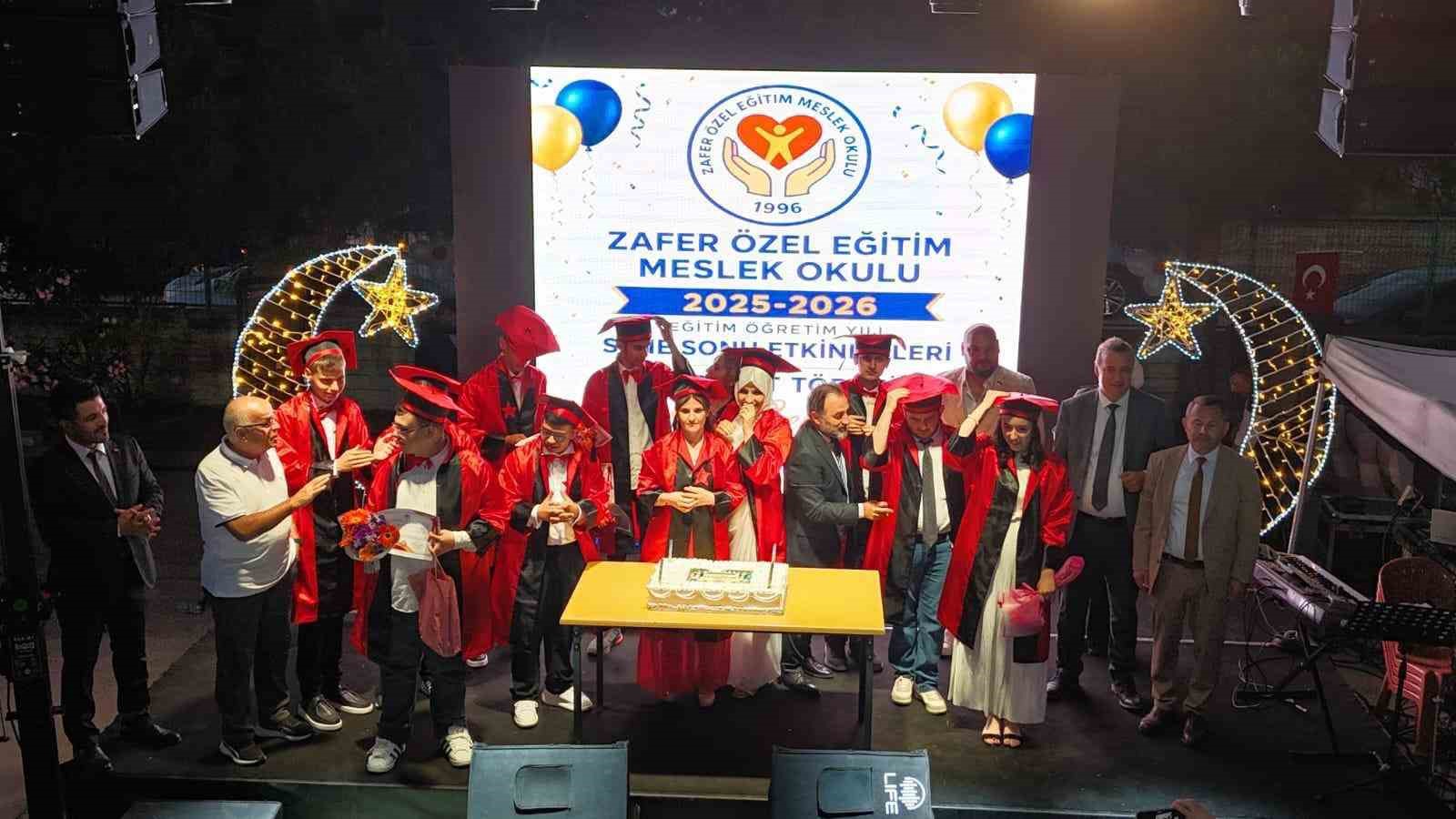 Özel öğrencilerin mezuniyet sevinci