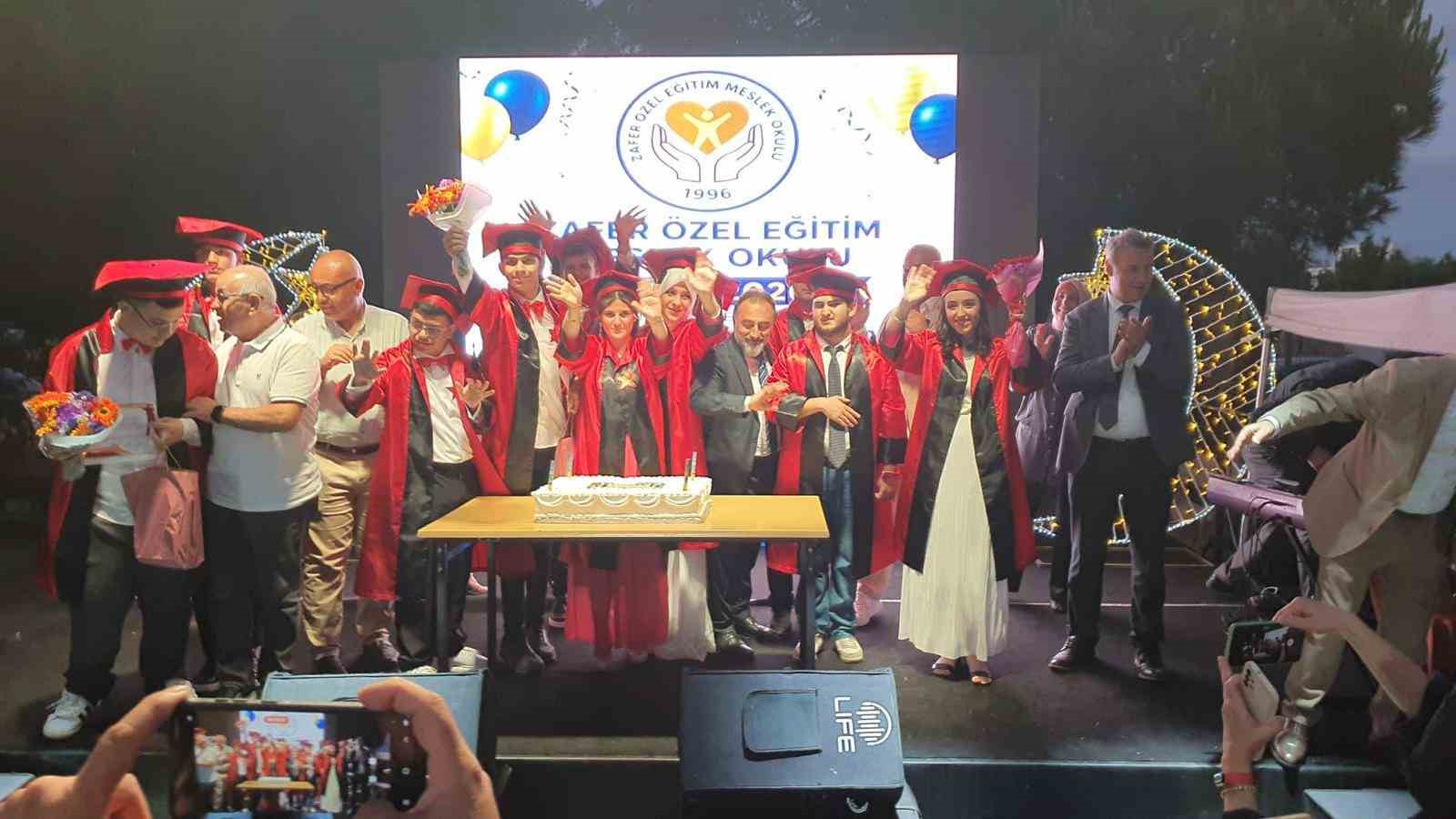 Özel öğrencilerin mezuniyet sevinci