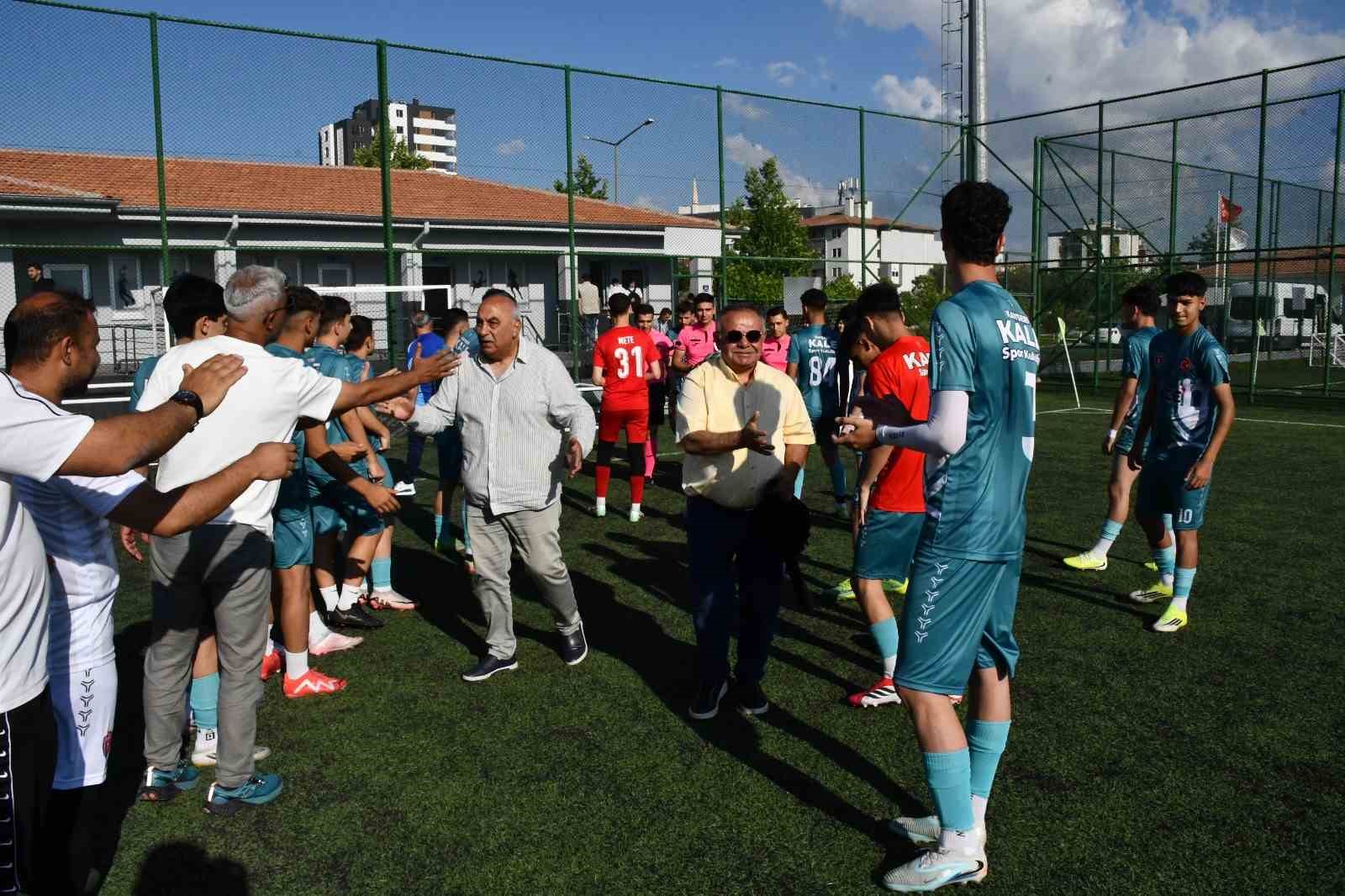 Kalespor, şampiyon takımı alkışladı
