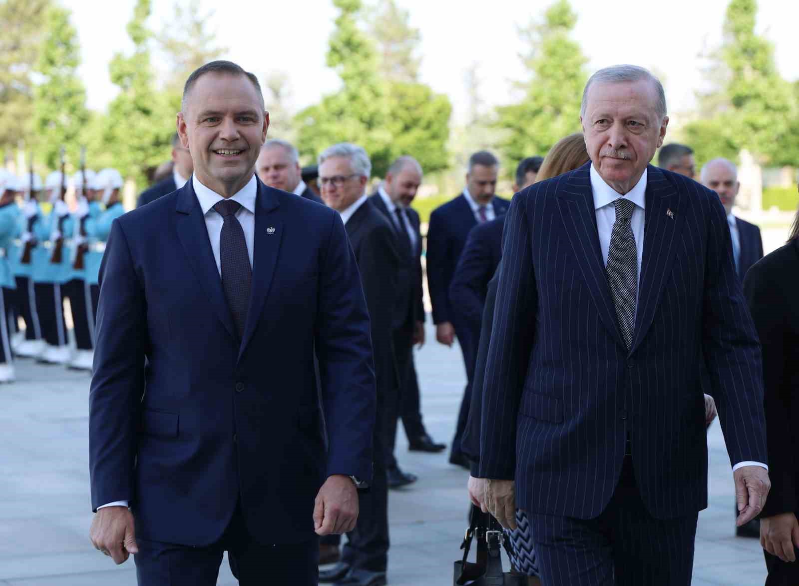 Erdoğan: "NATO zirvesi kapsamında ittifakın Avrupa sütununun güçlendirilmesi ve caydırıcılığının tahkim edilmesi ortak önceliğimiz"