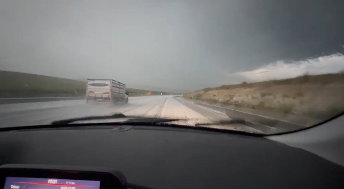 Meteoroloji uyarmıştı: Kars’ta dolu yağışı yolları beyaza bürüdü