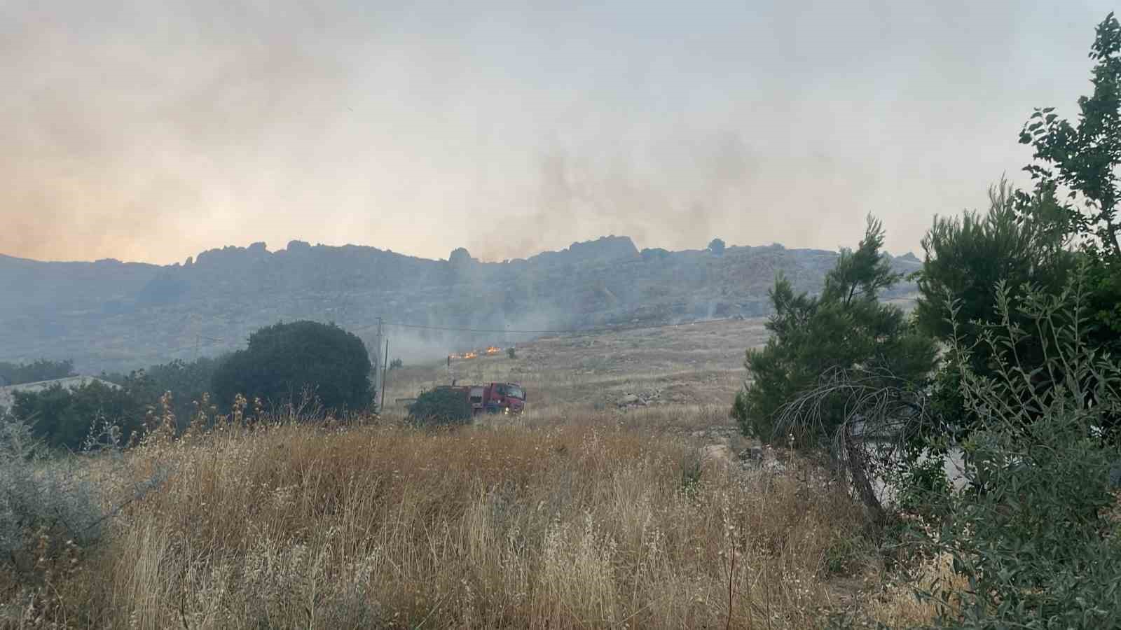 Mardin’de çıkan örtü yangınına havadan ve karadan müdahale ediliyor