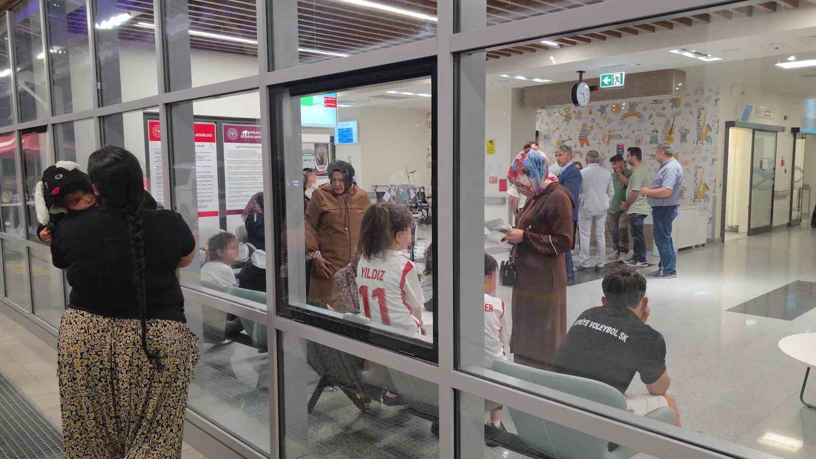 Kütahya’da okul etkinliğinde gıda zehirlenmesi şüphesiyle 25 kişi hastanelik oldu