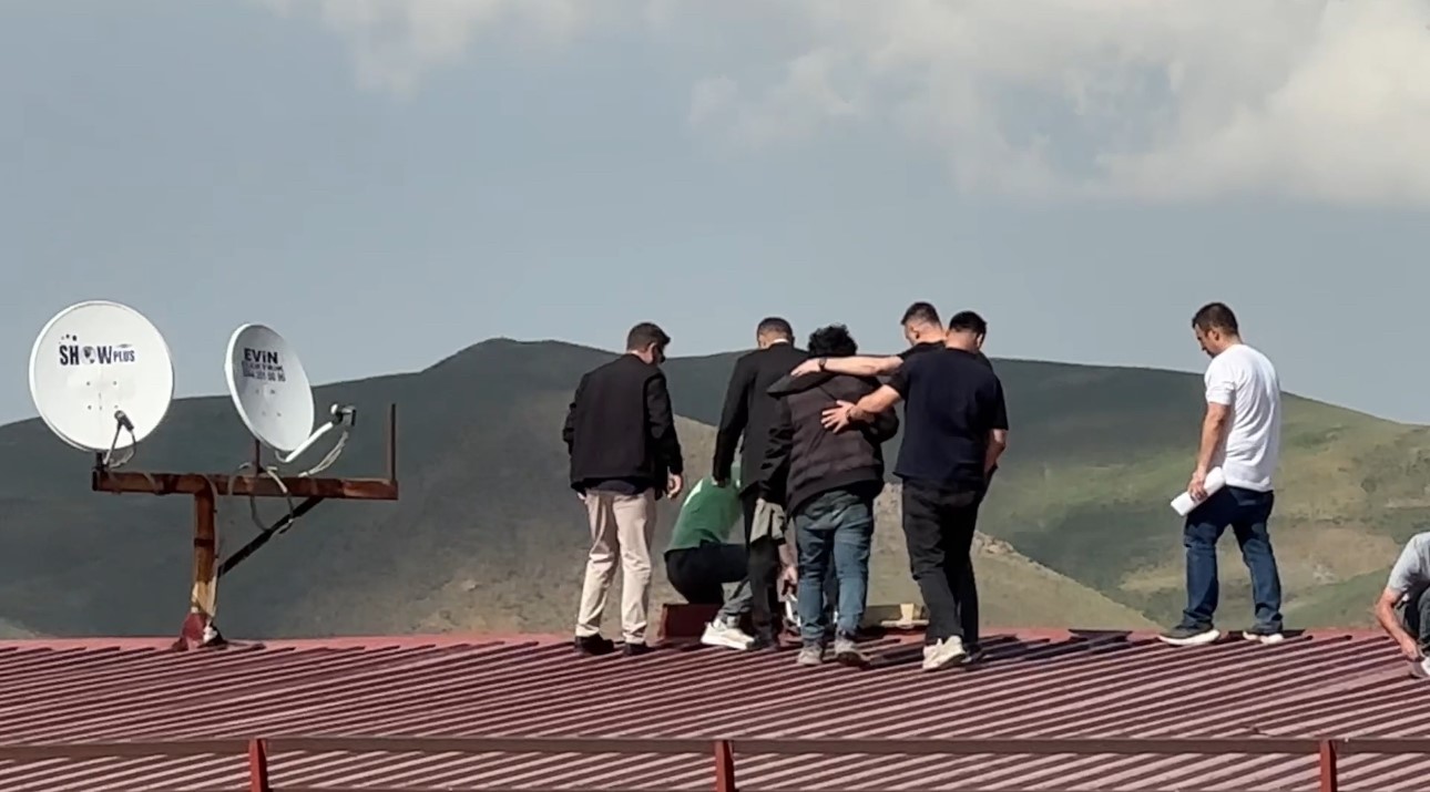 Yüksekova’da çatıya çıkan genci, belediye başkanı ve polis ekipleri ikna etti