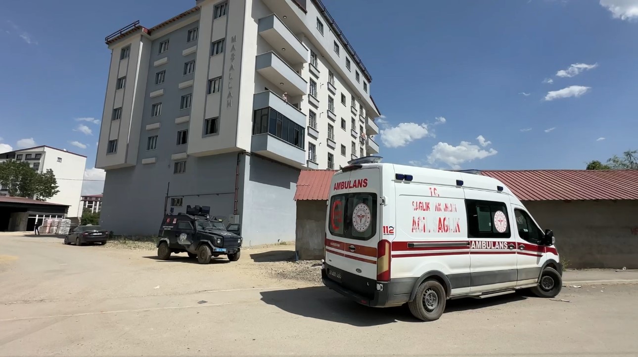Yüksekova’da çatıya çıkan genci, belediye başkanı ve polis ekipleri ikna etti