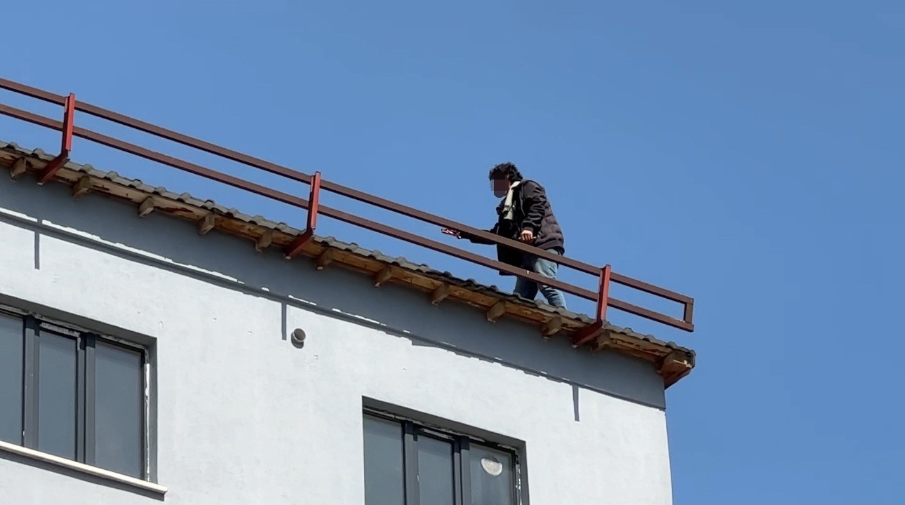 Yüksekova’da çatıya çıkan genci, belediye başkanı ve polis ekipleri ikna etti