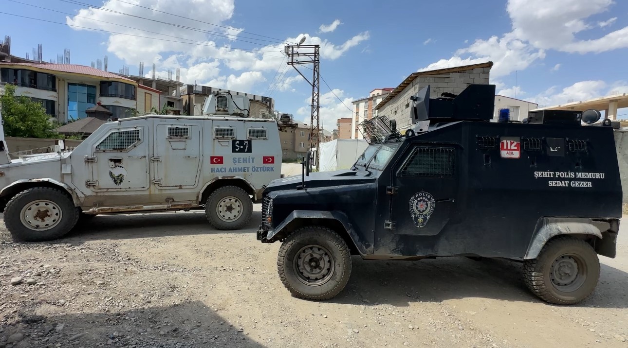 Yüksekova’da çatıya çıkan genci, belediye başkanı ve polis ekipleri ikna etti