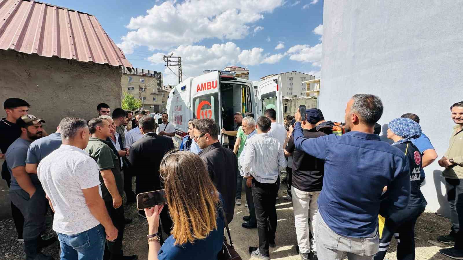 Yüksekova’da çatıya çıkan genci, belediye başkanı ve polis ekipleri ikna etti