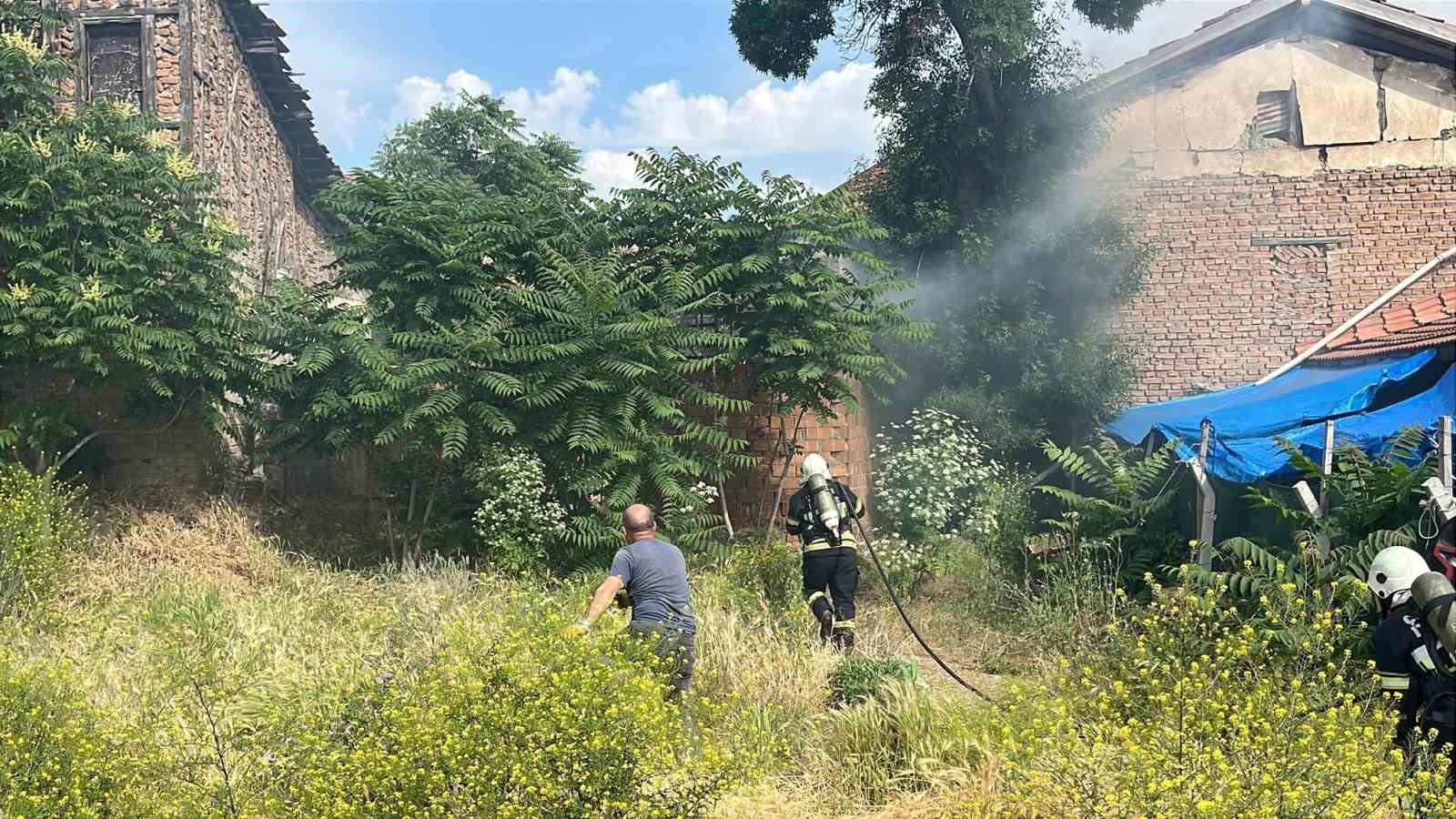 Çorum’da metruk evde çıkan yangın korkuttu