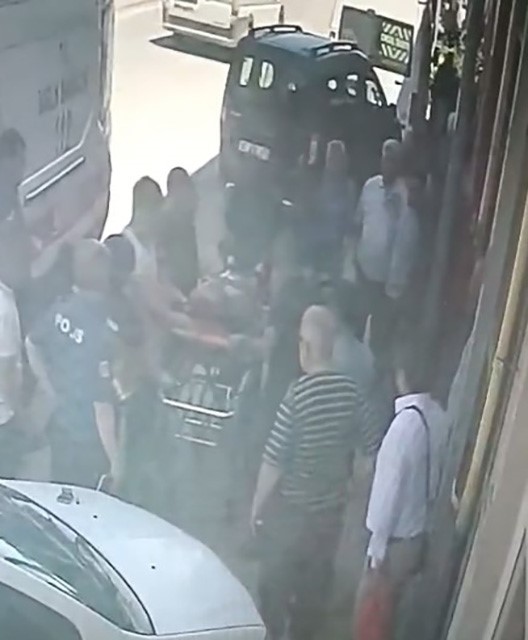 Tamir etmek istediği otomobilin altında kaldı