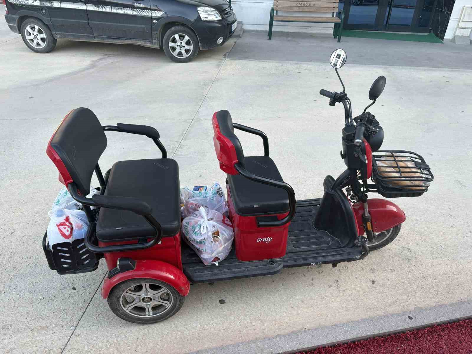 Üç tekerlekli motosikletten düşen kadın yaralandı