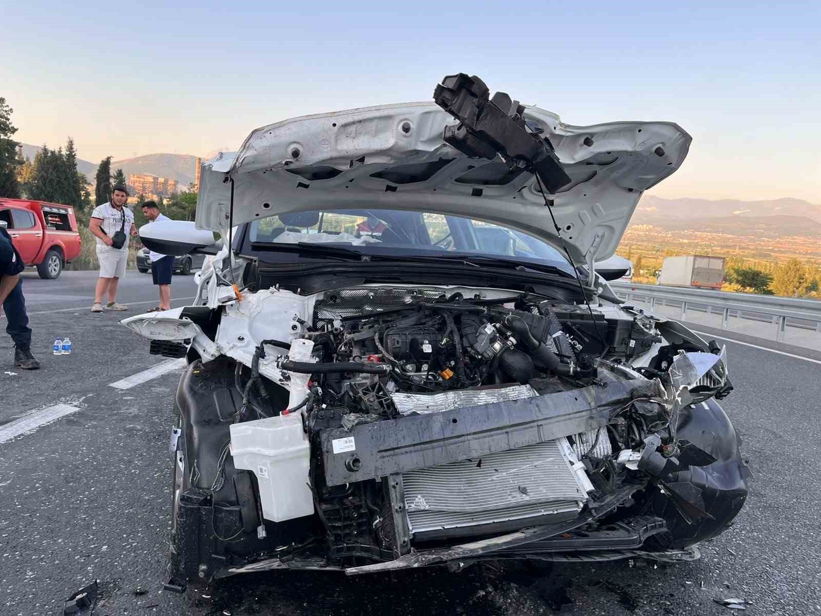 Yatağan’da tıra çarpan otomobil hurdaya döndü: 2 yaralı
