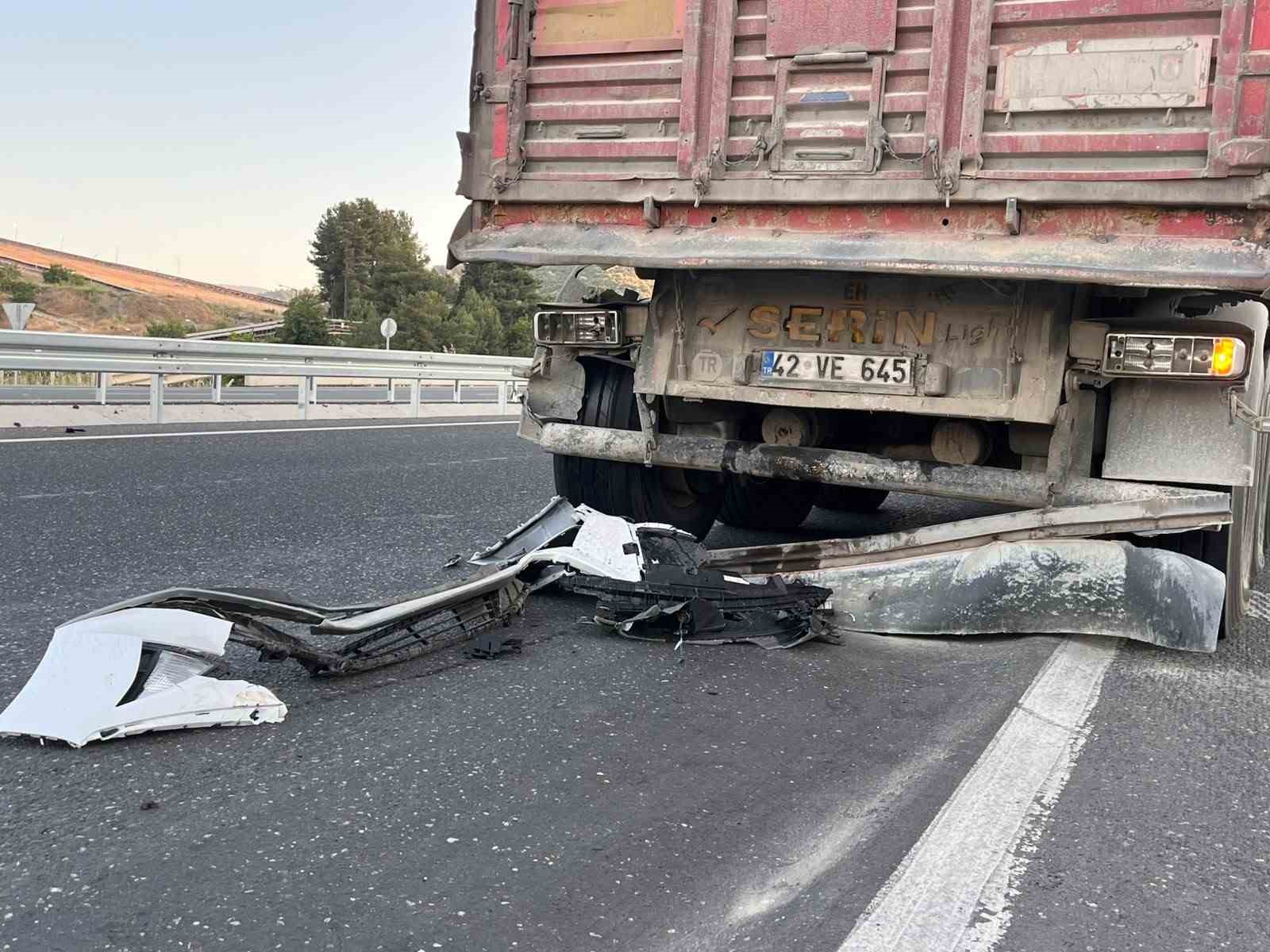 Yatağan’da tıra çarpan otomobil hurdaya döndü: 2 yaralı