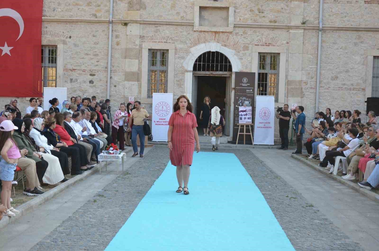 "Sinop Kırmızısı" defilesine büyük ilgi