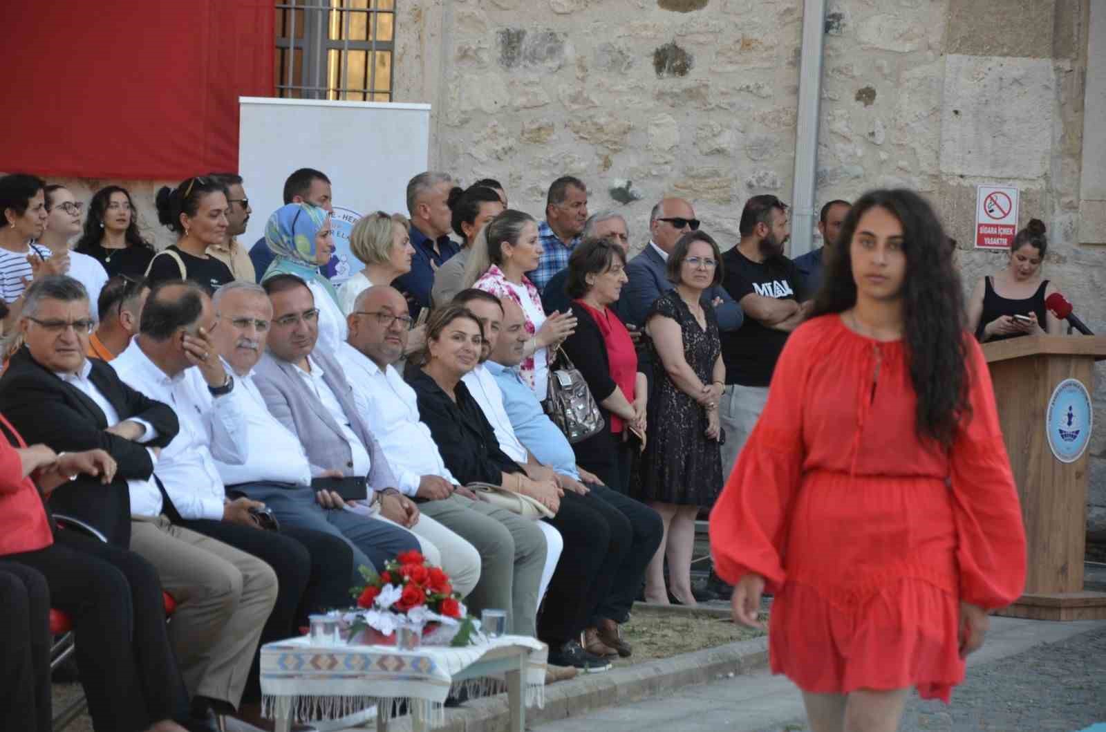 "Sinop Kırmızısı" defilesine büyük ilgi
