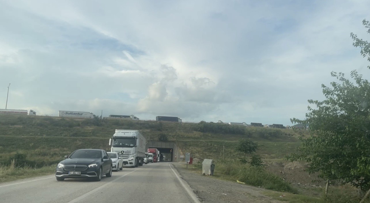Osmaniye’de 6 ağır tonajlı aracın karıştığı kazada 2 kişi yaralandı