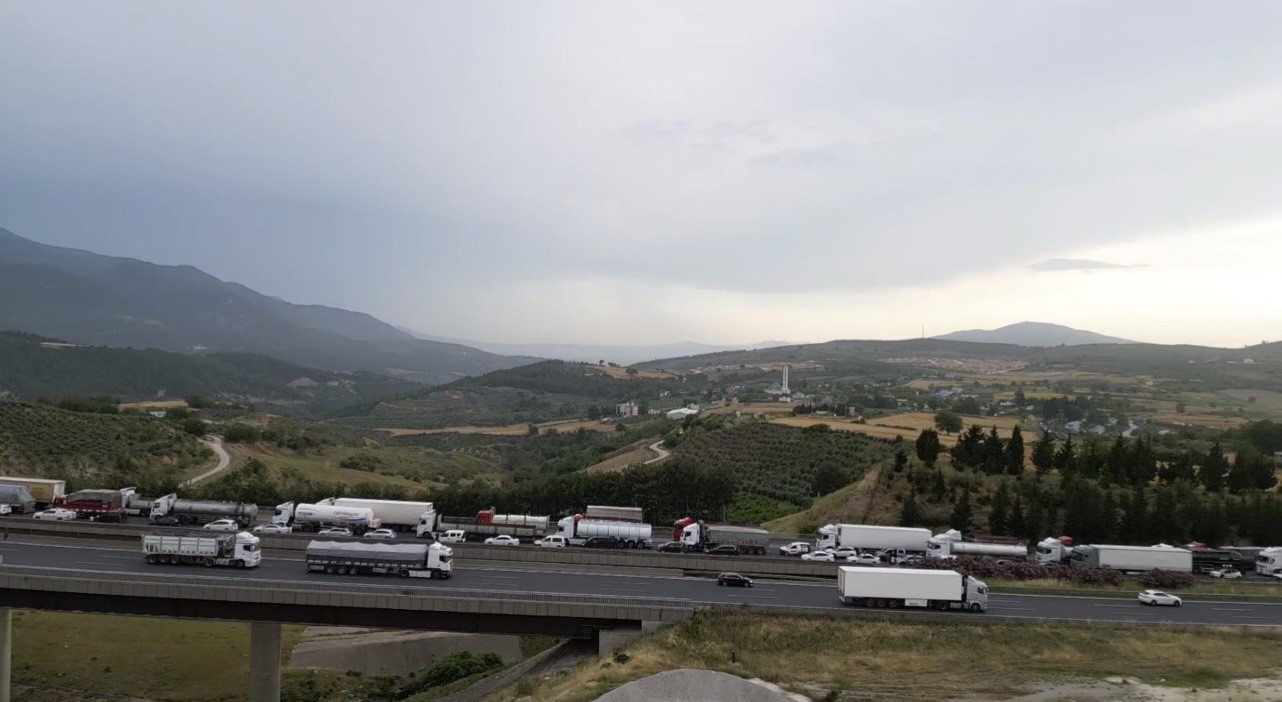 Osmaniye’de 6 ağır tonajlı aracın karıştığı kazada 2 kişi yaralandı