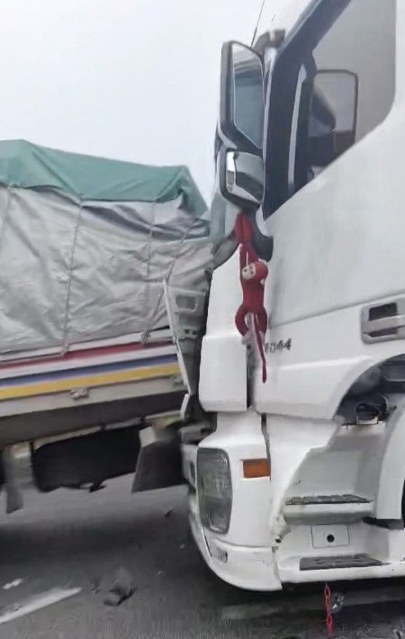Osmaniye’de 6 ağır tonajlı aracın karıştığı kazada 2 kişi yaralandı