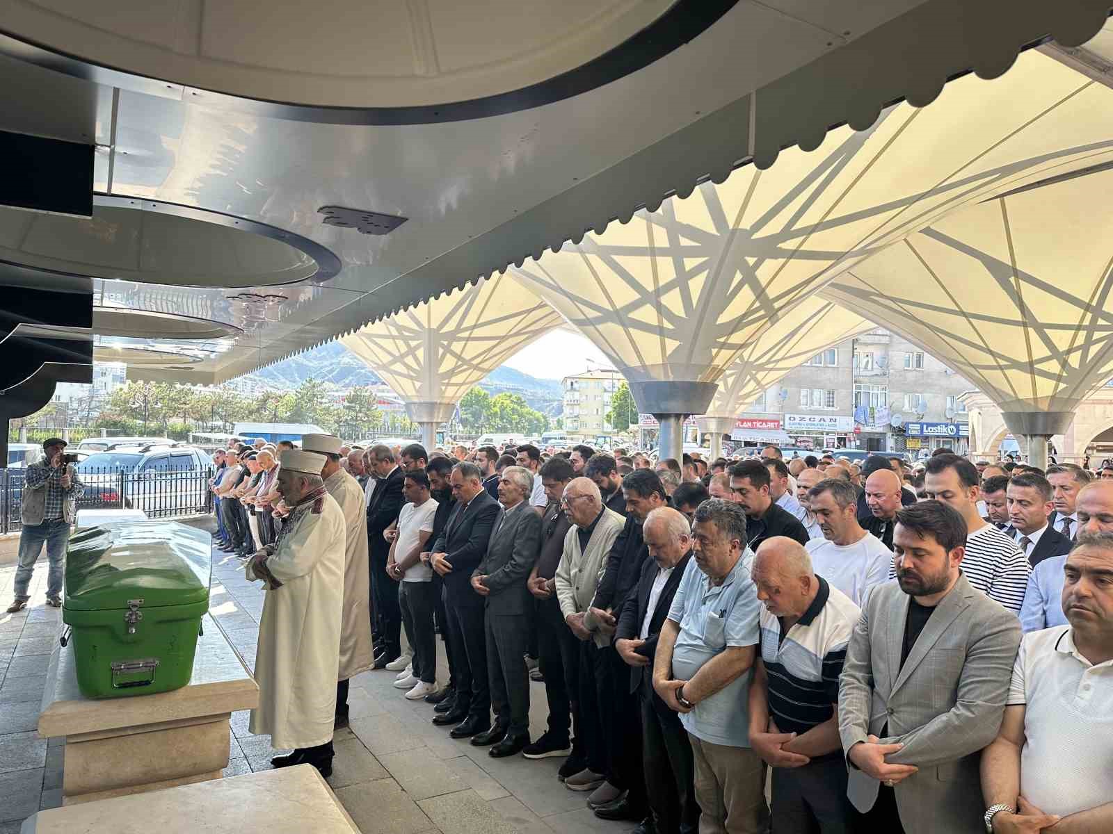 Tabancayla kendisini vuran şahıs toprağa verildi