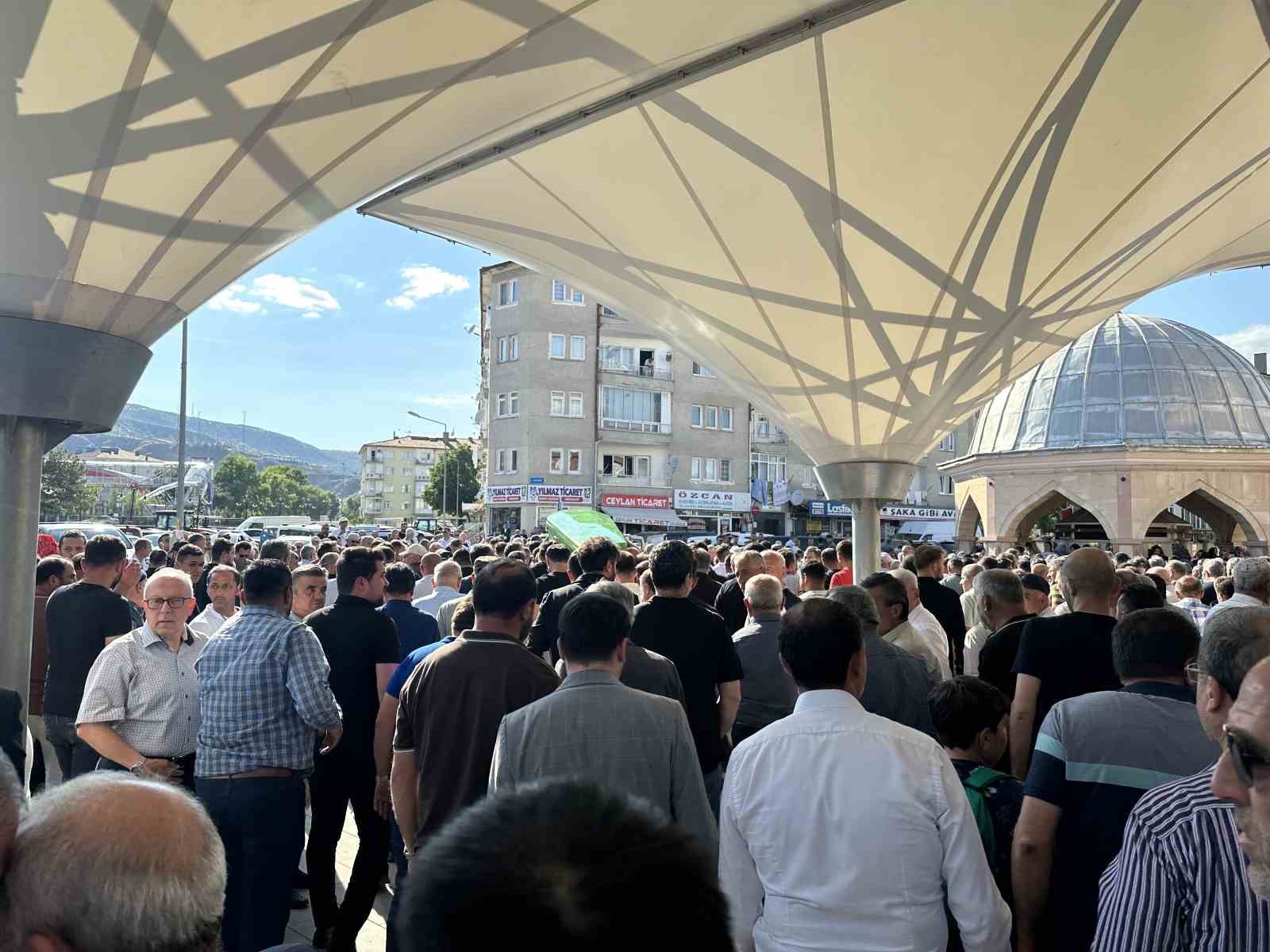 Tabancayla kendisini vuran şahıs toprağa verildi