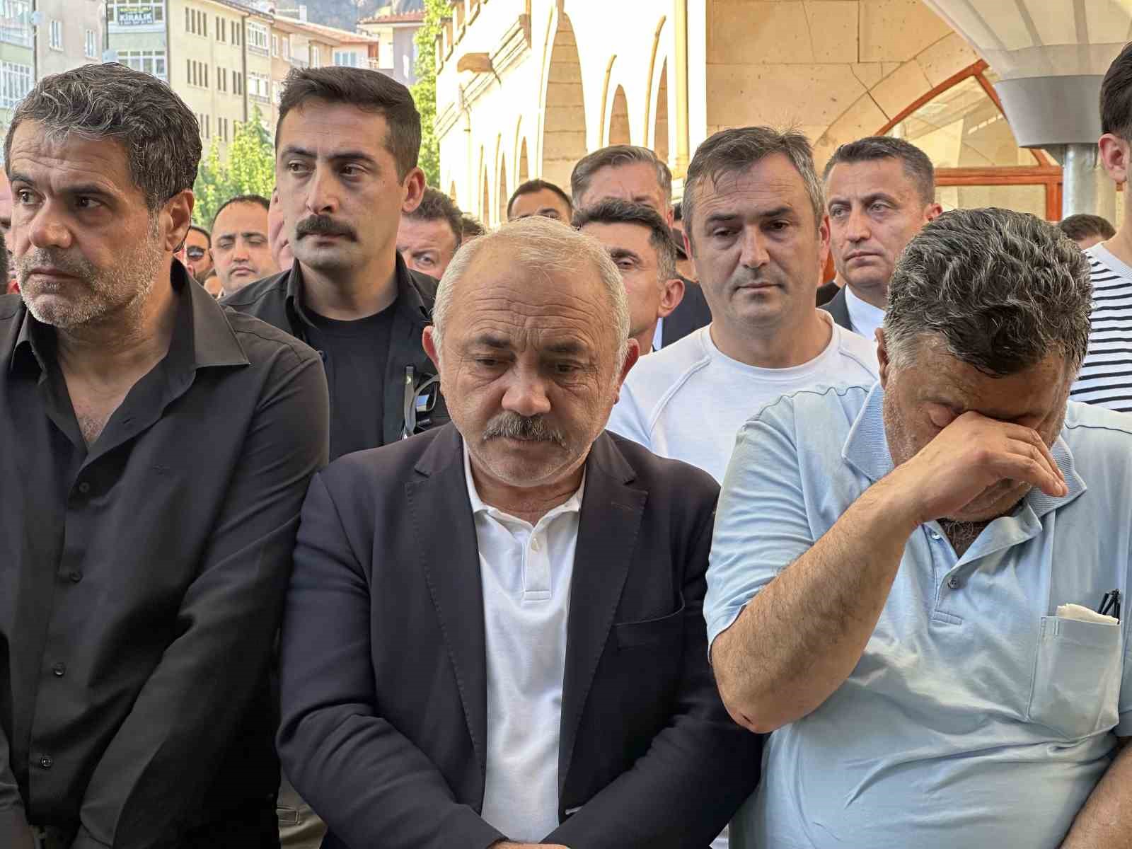 Tabancayla kendisini vuran şahıs toprağa verildi