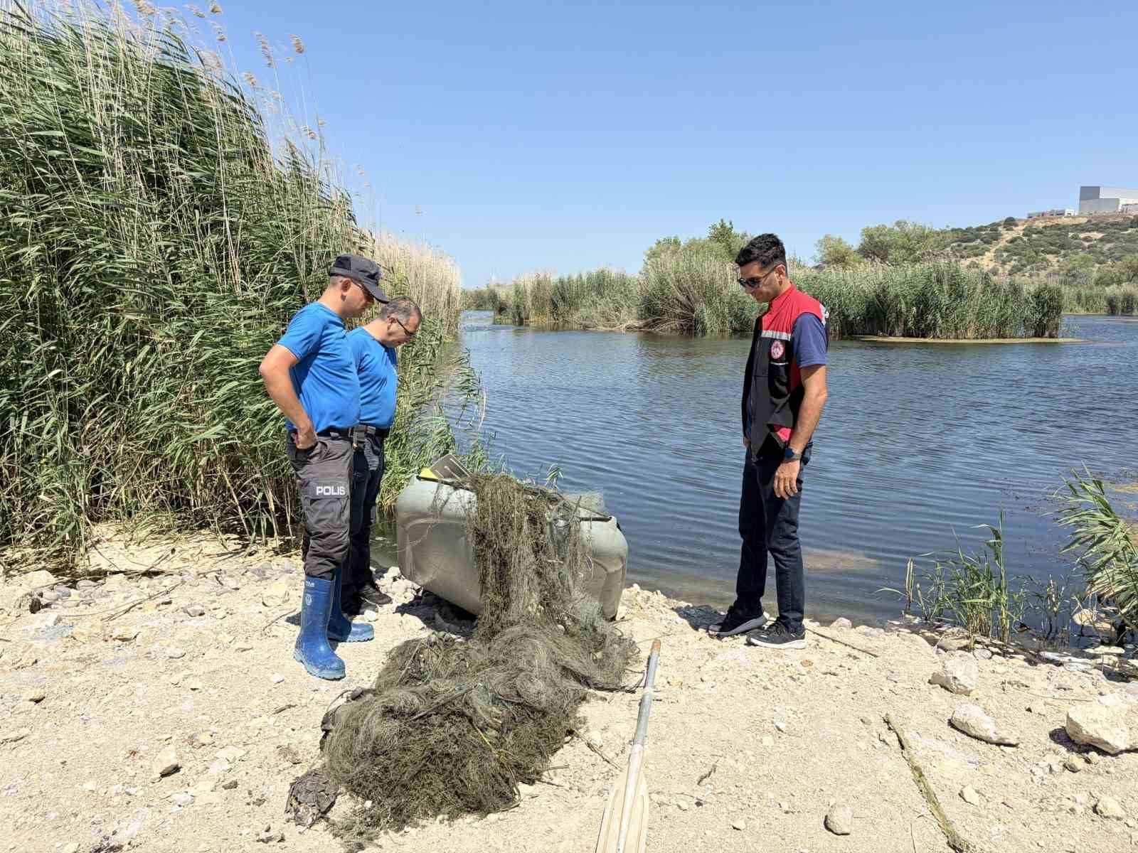 İzmir’de yasa dışı avcılıkla mücadele: 50 metrelik ağ sudan çıkarıldı