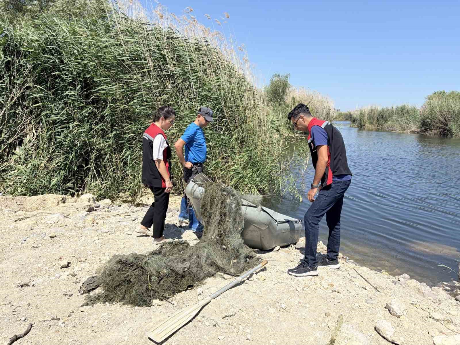 İzmir’de yasa dışı avcılıkla mücadele: 50 metrelik ağ sudan çıkarıldı
