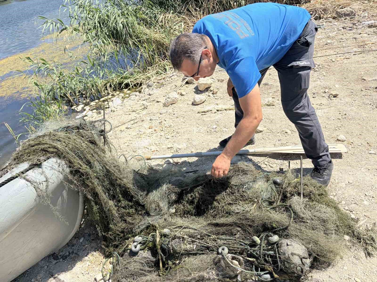 İzmir’de yasa dışı avcılıkla mücadele: 50 metrelik ağ sudan çıkarıldı