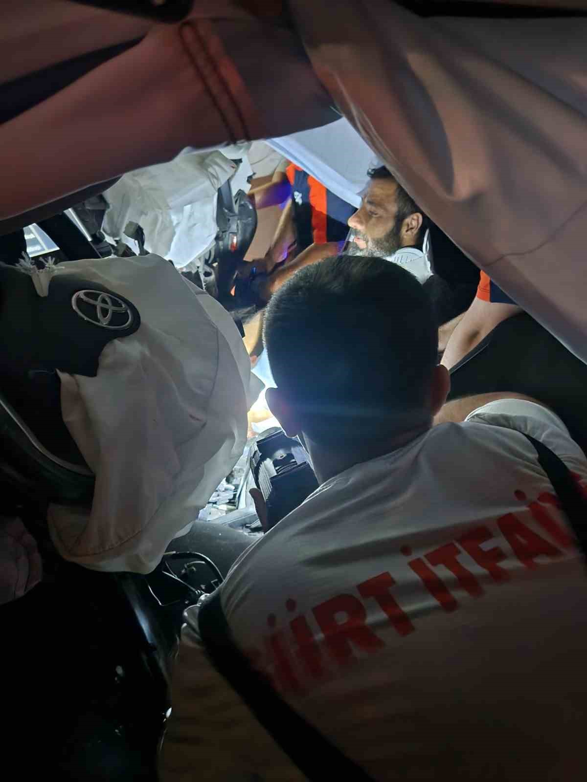 Siirt’te pikap bariyerlere ok gibi saplandı: 2 yaralı