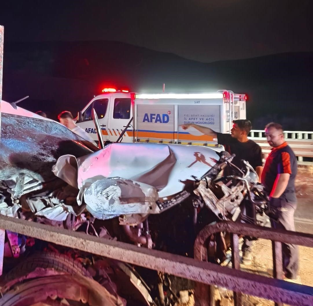 Siirt’te pikap bariyerlere ok gibi saplandı: 2 yaralı