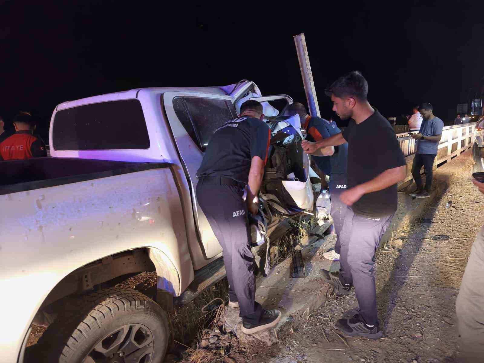Siirt’te pikap bariyerlere ok gibi saplandı: 2 yaralı
