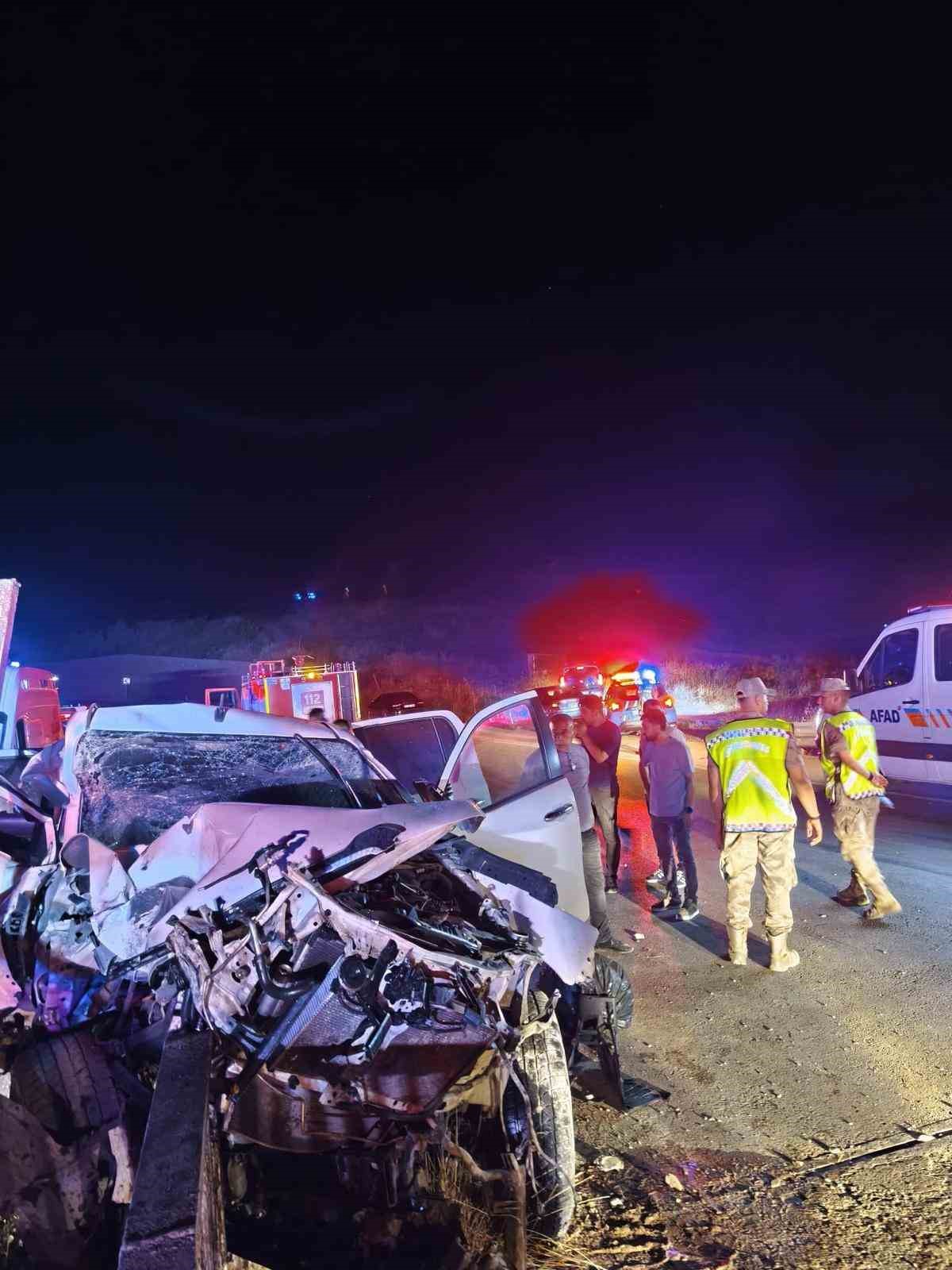 Siirt’te pikap bariyerlere ok gibi saplandı: 2 yaralı