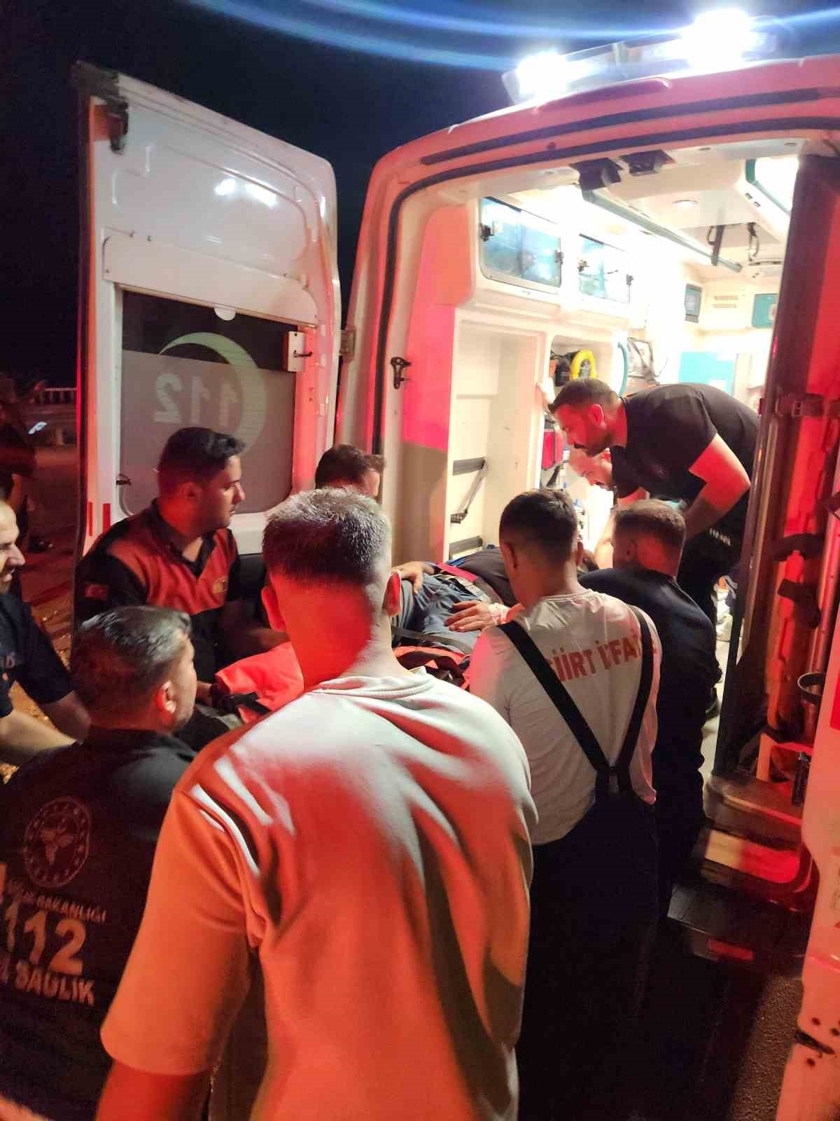 Siirt’te pikap bariyerlere ok gibi saplandı: 2 yaralı