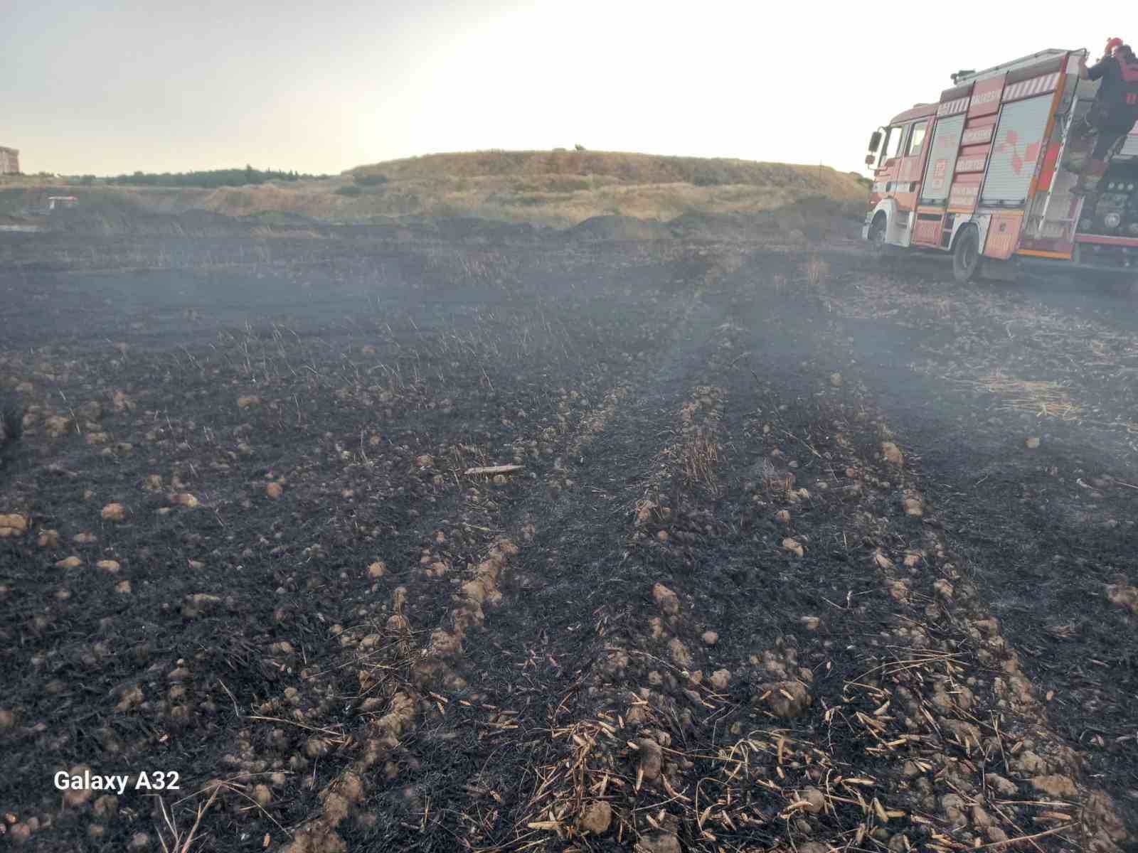 Buğday tarlasında çıkan yangın ekiplerin müdahalesiyle söndürüldü