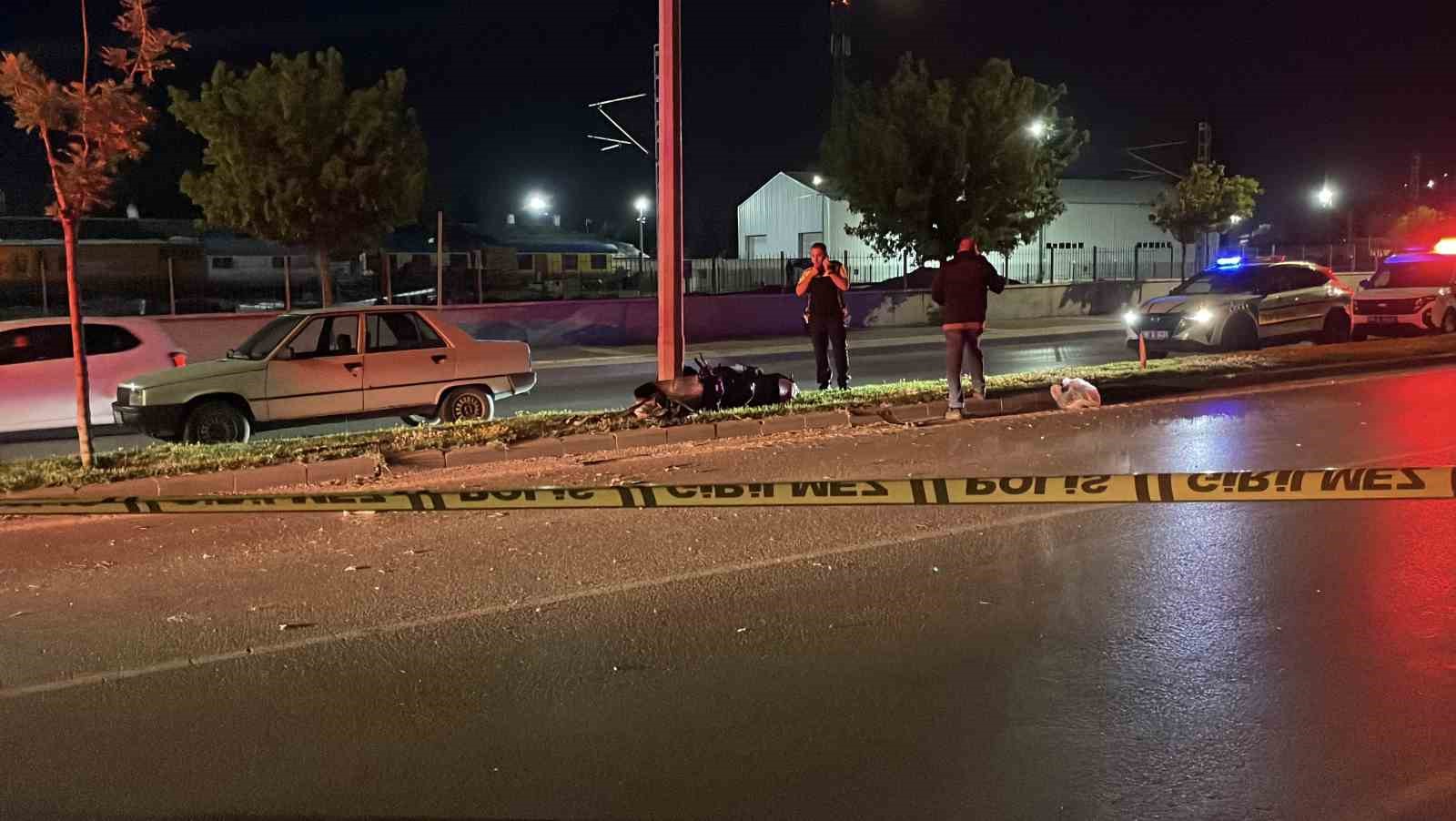 Sivas’ta aydınlatma direğine çarpan motosikletteki 2 kişi yola savruldu: 2 ağır yaralı