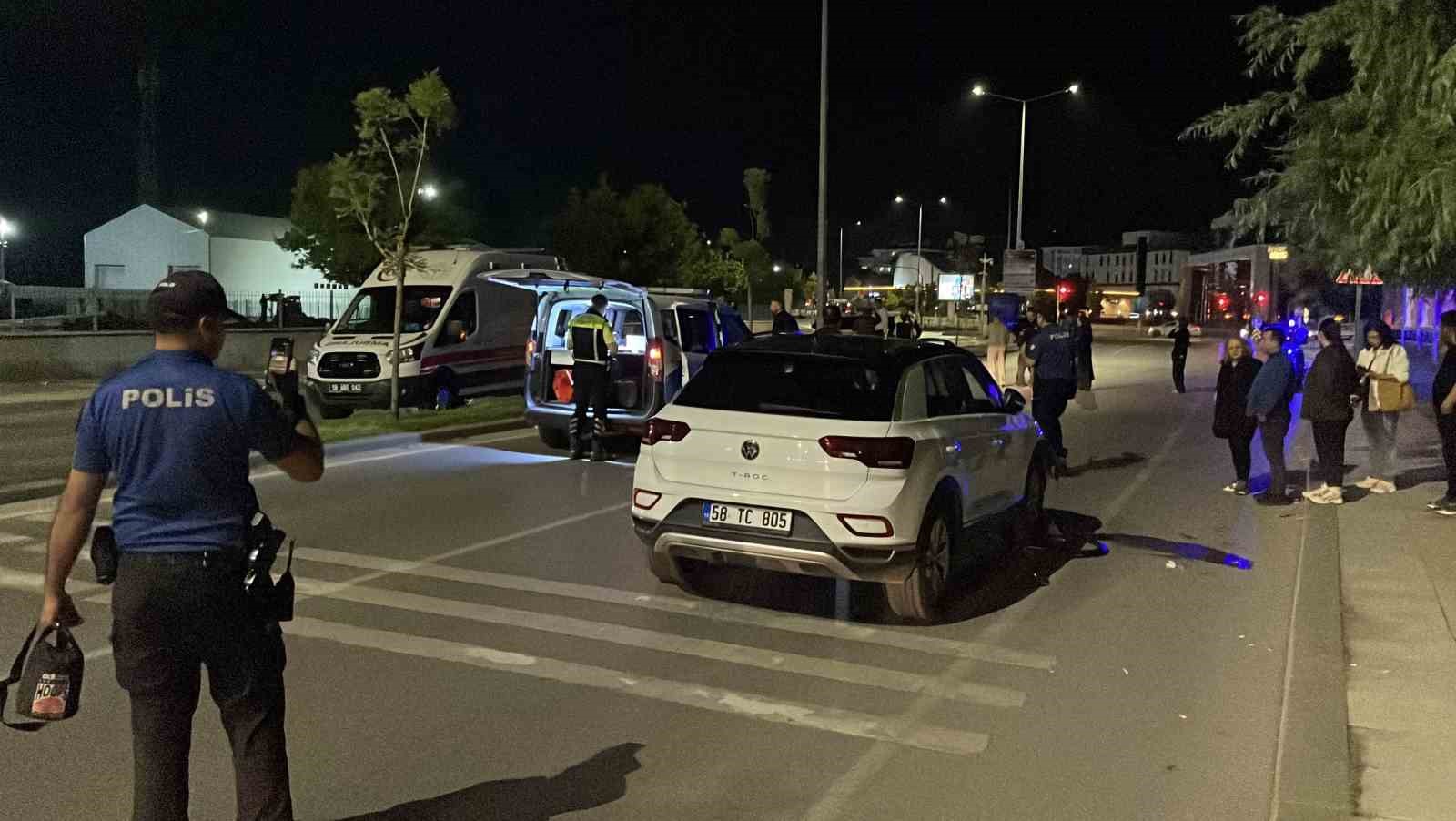 Sivas’ta aydınlatma direğine çarpan motosikletteki 2 kişi yola savruldu: 2 ağır yaralı