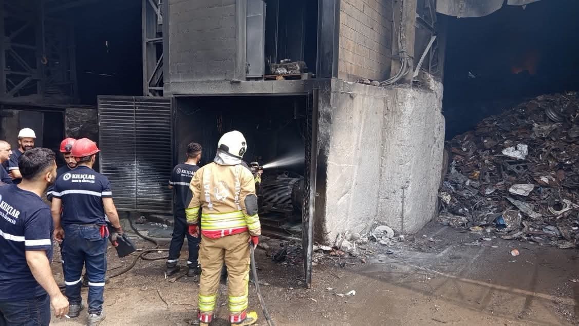 Payas’ta iş yeri alevlere teslim oldu